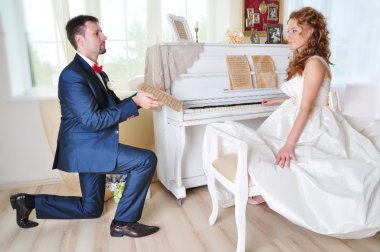 Piyanonun yanında mutlu evli çift
