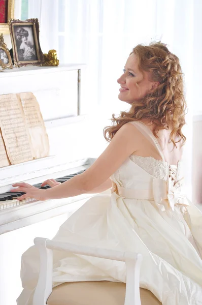 Portrait of beautiful young bride — Stock Photo, Image