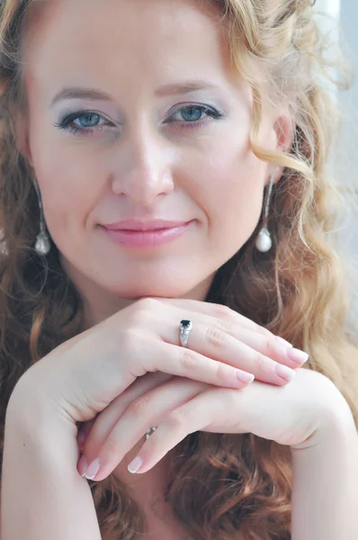 Portrait of beautiful young bride — Stock Photo, Image