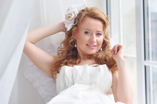 Ritratto di bella giovane sposa — Foto Stock