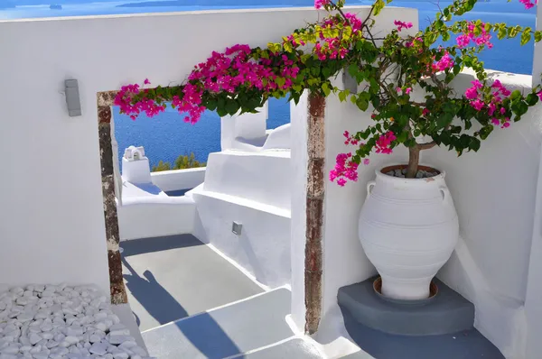 Santorini กับโบสถ์และวิวทะเลในกรีซ — ภาพถ่ายสต็อก