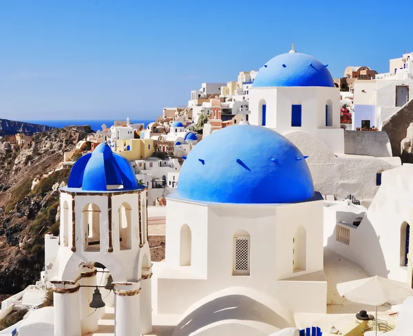 Santorini con iglesias y vistas al mar en Grecia — Foto de Stock