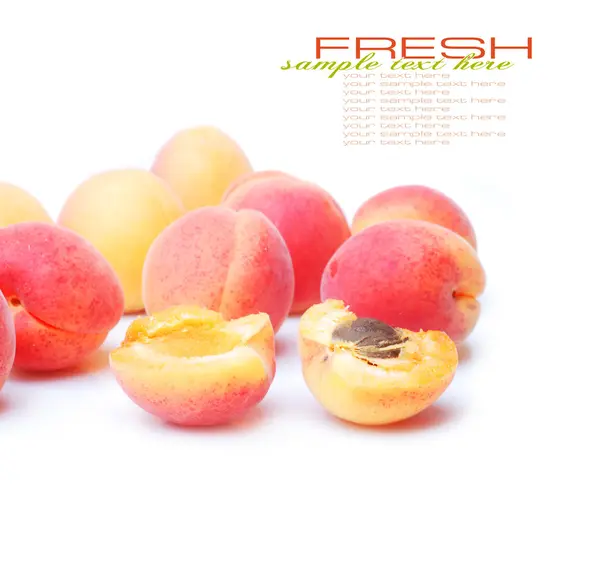 Frische saftige Aprikosen — Stockfoto