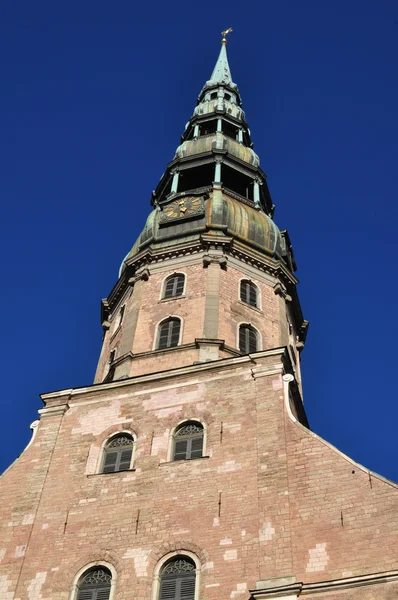 Torre de la iglesia de San Pedro desde abajo — Foto de Stock