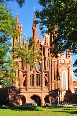 Vilnius, Litvanya: 9 Eylül 2013 - Aziz Anne'nin Kilisesi ve bernardine Manastırı Vilnius, Litvanya.