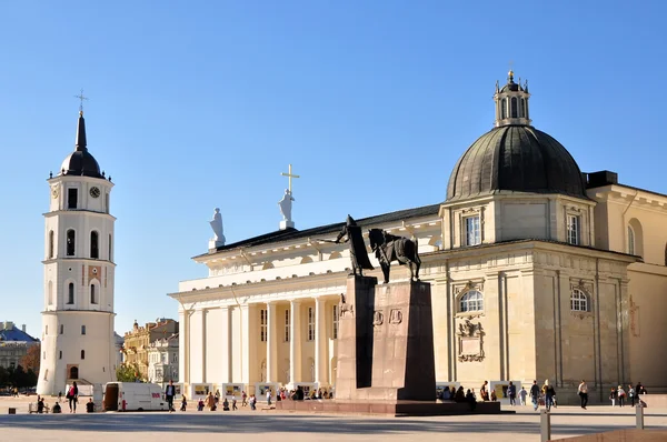 Vilnius, Lithuania: September 9, 2013 - Cathedral with Bell Tower and Gediminas statue Square in Vilnius, Lithuania — Stock Photo, Image