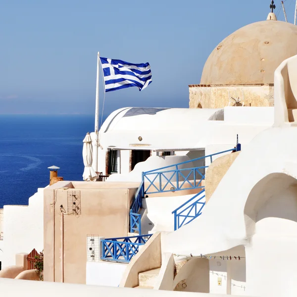 Santorini com igrejas e vista para o mar na Grécia — Fotografia de Stock