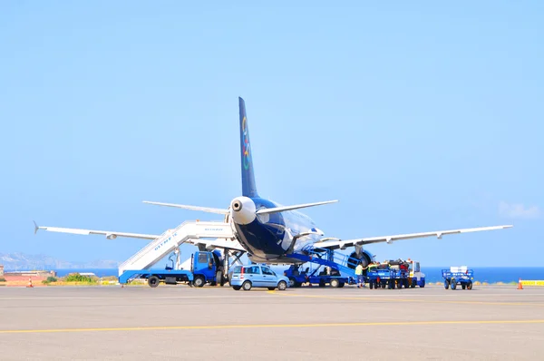 Aeromobili passeggeri all'aeroporto di Heraklion — Foto Stock