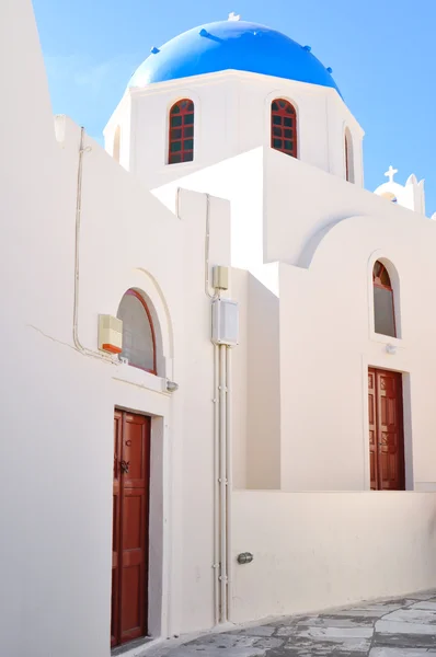 Santorini, Yunanistan'ın klasik Yunan tarzı kilise — Stok fotoğraf