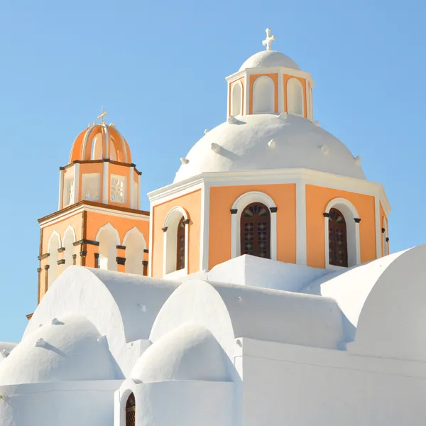 Iglesia ortodoxa griega en el pueblo de Oia en Santorini — Foto de stock gratuita