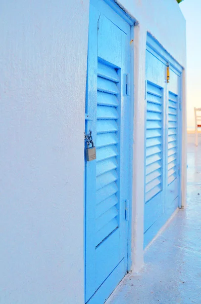 Pintu biru rumah putih di pulau Santorini — Stok Foto