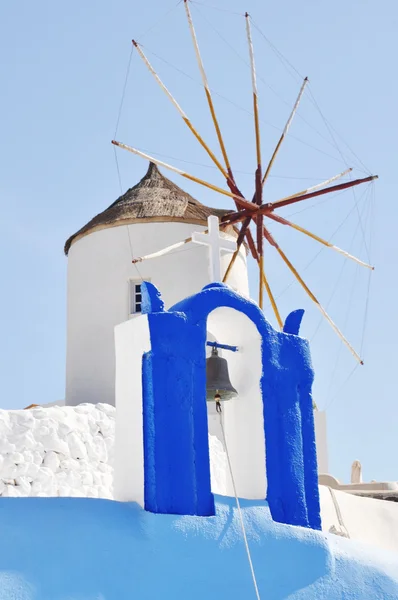 Windmolen op oia-santorini — Stockfoto