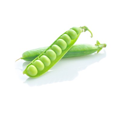 yeşil yaprak beyaz zemin üzerine izole meyve taze bezelye