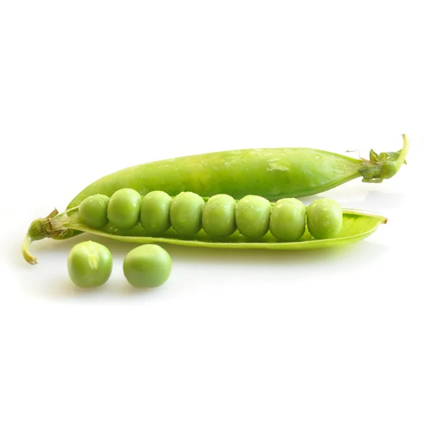 Fruta del guisante fresco con hoja verde aislada sobre fondo blanco — Foto de Stock