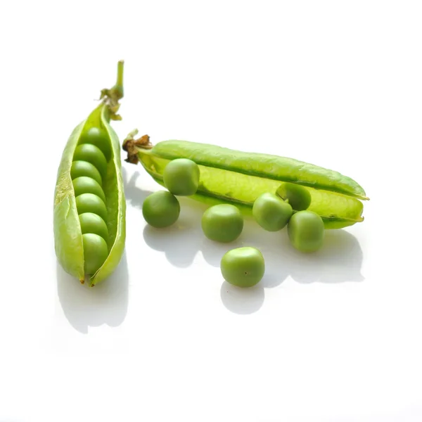 Fruta del guisante fresco con hoja verde aislada sobre fondo blanco — Foto de Stock