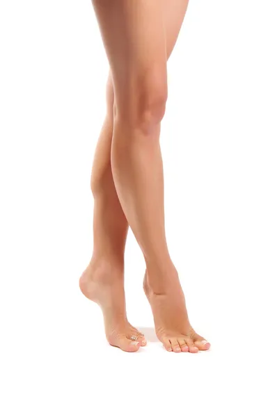 Długo kobiece nogi na białym tle — Zdjęcie stockowe