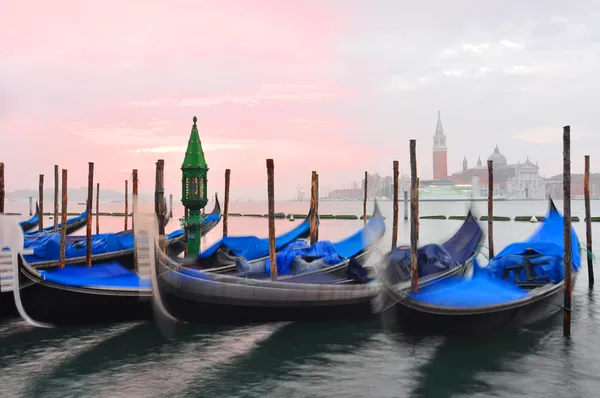 Gondolas ancorat de Piața Sfântul Marcu cu San Giorgio di Maggiore — Fotografie de stoc gratuită