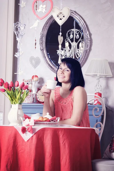 Vrouw zitten in haar keuken — Stockfoto