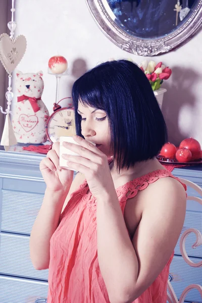 Μελαχρινή γυναίκα πίνοντας τσάι — Φωτογραφία Αρχείου
