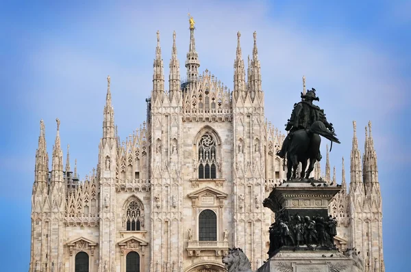 Katedra Duomo di milano i pomnik króla vittorio emanuele ii — Zdjęcie stockowe