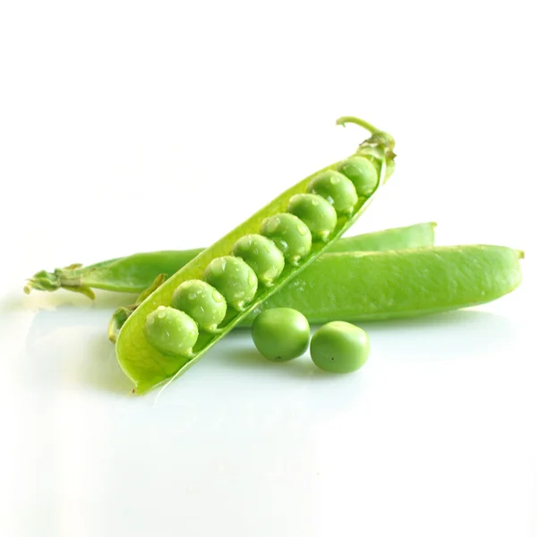 Guisantes verdes frescos aislados — Foto de Stock