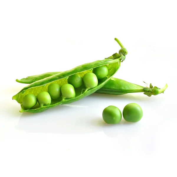 Guisantes verdes frescos aislados — Foto de Stock