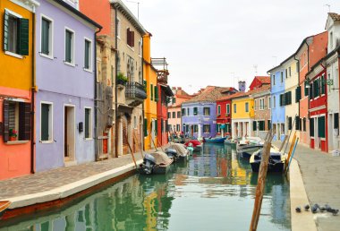 İtalya 'da Venedik yakınlarındaki Murano adasındaki kanal manzarası