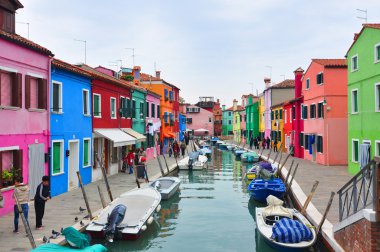 Venedik, İtalya, 8 Kasım 2013. Venedik Lagünü, burano Adası sokaklar boyunca turist yürümek.