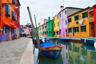 Burano Adası canal, renkli evler Kilisesi ve bburano, İtalya - 8 Kasım: Kanal renkli evlerin üzerine ünlü Adası burano, Venedik üzerinde 8 Kasım 2013 yılında burano.oats, İtalya.