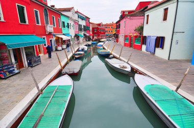 Burano, İtalya - 8 Kasım: Kanal ile ünlü Adası burano, Venedik 8 Kasım 2013 yılında burano üzerinde renkli evler.