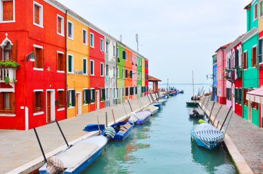 Venedik landmark, burano Adası canal, renkli evler Kilisesi ve tekneler, İtalya.