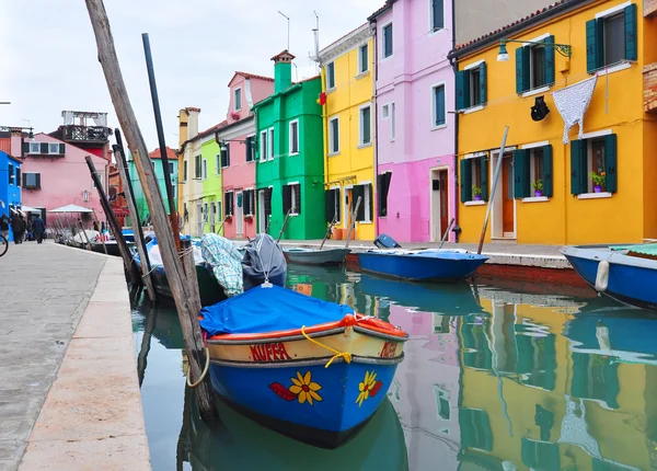 Burano île canal, maisons colorées église et bBURANO, ITALIE - 8 NOVEMBRE : canal avec des maisons colorées sur la célèbre île de Burano, Venise sur Novembre 8, 2013 à Burano.oats, Italie . — Photo