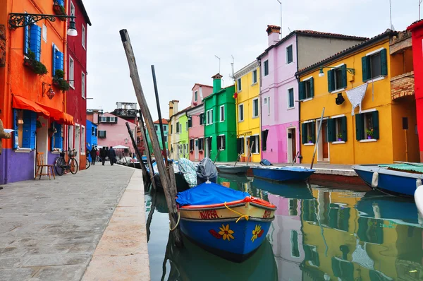 Burano island canal, colorful houses church and bBURANO, ITALY - NOVEMBER 8: canal with colorful houses on the famous island Burano, Venice on November 8, 2013 in Burano.oats, Italy. — Stock Photo, Image