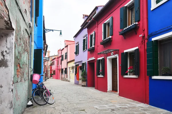 Pestrobarevné domy na ostrov burano. Benátky. Itálie. — Stock fotografie