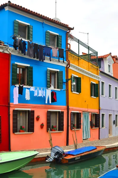 Kanál na ostrov Burano, barevné domy, kostel — Stock fotografie zdarma