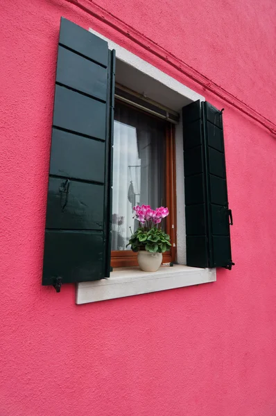Typical window in a historical house in Burano, Italy — Stock Photo, Image