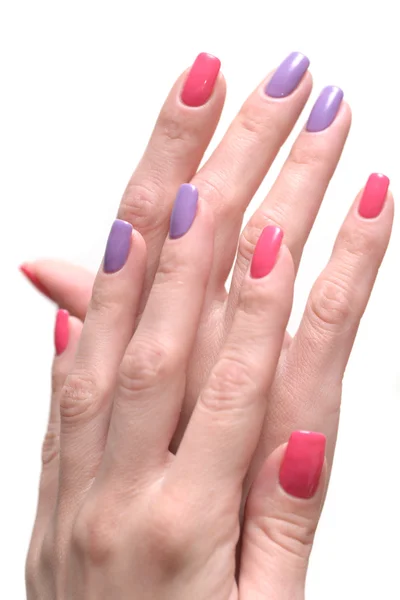 Mãos de mulher com um verniz de unha colorido (manicure ). — Fotografia de Stock