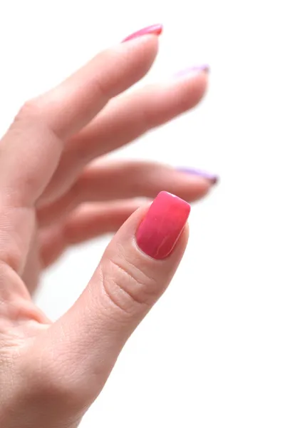 Las manos de las mujeres con un esmalte de uñas de color (manicura ). — Foto de Stock