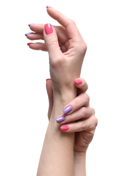 Женские руки с цветным лаком для ногтей — стоковое фото