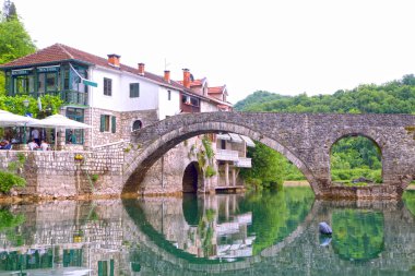 kemerli köprü yansıyan crnojevica Nehri, Karadağ, Balkanlar