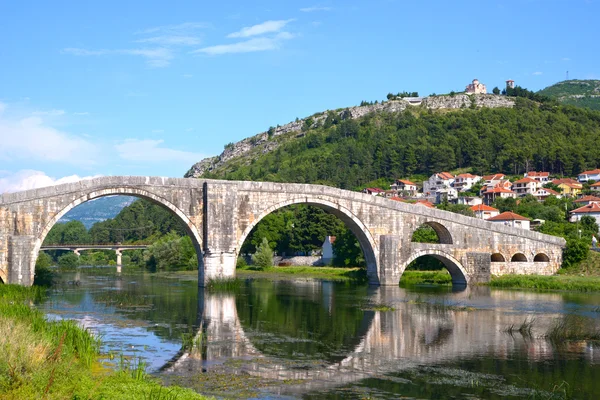 Den gamla stenbron i trebinje, Bosnien och Hercegovina — Stockfoto