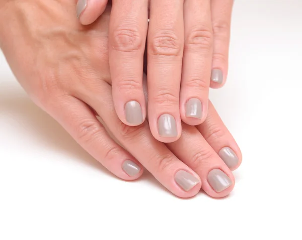 Vrouw handen met gemanicuurde nagels — Stockfoto