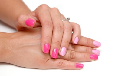 pembe tırnak manikür