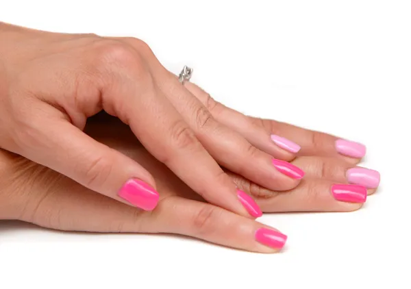 Las manos de las mujeres con un esmalte de uñas de color — Foto de Stock