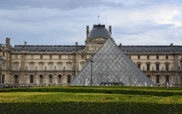 Piramidy Luwru Paryżu Detali Architektonicznych Szkła — Zdjęcie stockowe