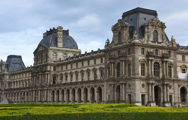Museu Louvre Paris Com Detalhes Arquitetônicos — Fotografia de Stock