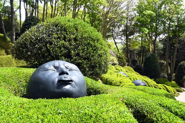 Etretat, Fransa - 12 Mayıs 2022: Etretat Bahçeleri 