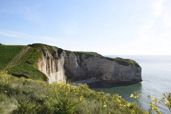 Etretat plaj ve taş kayalıklarla