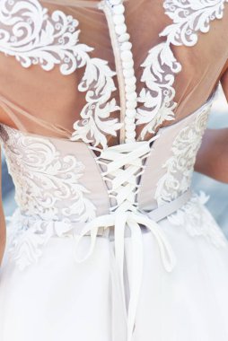 Gelinlikli kadın, arka plan.