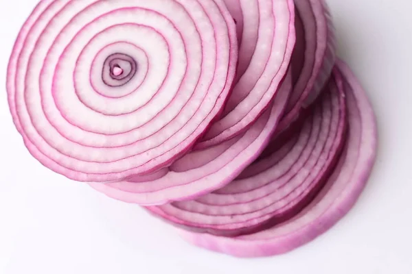 Rote Zwiebelringe Scheiben Geschnitten Auf Weißem Hintergrund — Stockfoto